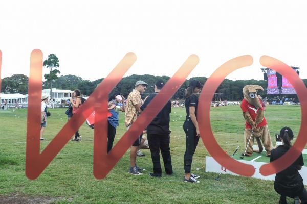 Qantas floating Logo